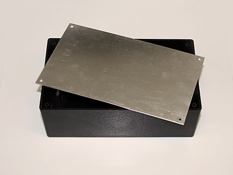 Das Gehäuse mit dem Aluminiumdeckel G1037BA